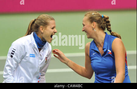 Petra Kvitova (CZE, droite, sur la photo avec Lucie Safarova) a remporté le match de demi-finale de Fed Cup contre la République tchèque Italie contre Franceska Schiavone à Ostrava, en République tchèque, le 22 avril 2012. (Photo/CTK Jaroslav Ozana) Banque D'Images