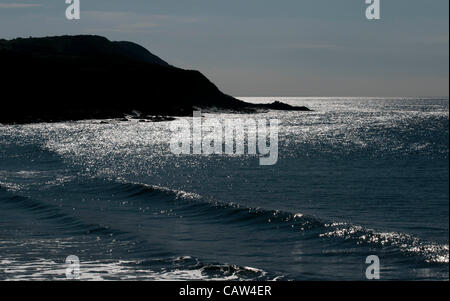 Swansea - UK - 24 avril 2012 - soleil sur la mer à la plage de Langland près de Swansea aujourd'hui dans le chaud soleil du printemps. Banque D'Images