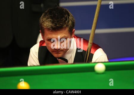 24.04.2012, Sheffield Crucible. Betfred.com World Snooker Championship. Ryan Day en action contre Ding Junhui Banque D'Images