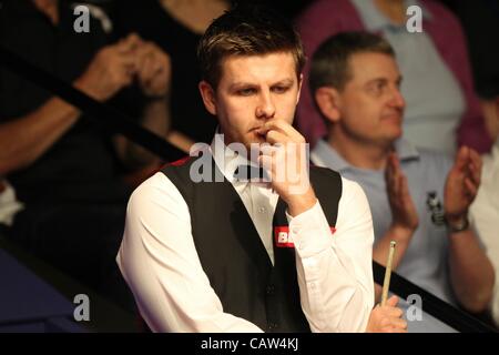 24.04.2012, Sheffield Crucible. Betfred.com World Snooker Championship. Ryan Day en action contre Ding Junhui Banque D'Images