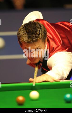 24.04.2012, Sheffield Crucible. Betfred.com World Snooker Championship. Ryan Day en action contre Ding Junhui Banque D'Images