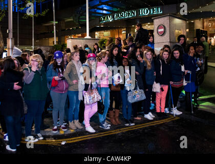 Londres, Royaume-Uni. 23/04/12. Justin Beiber fans attendent d'avoir un aperçu de la pop star, en séjour à l'hôtel Royal Garden à Kensington. Banque D'Images