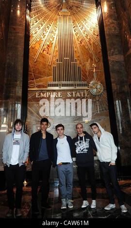 24 avril 2012 - Manhattan, New York, États-Unis - la bande de garçon britannique voulait - TOM PARKER, MAX GEORGE, SIVA KANESWARAN, JAY MCGUINESS ET NATHAN SYKES, tour de l'Empire State Building et l'Observatoire du 86e étage du 103e étage parapet à mesure qu'ils deviennent la première bande de garçon à la règle dominante billboard's Top 40 Banque D'Images