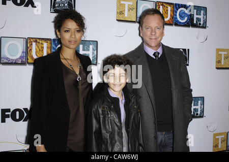 24 avril 2012 - Hollywood, Californie, États-Unis - Gugu Mbatha-Raw, David Mazouz et Kiefer Sutherland au cours de la discussion de groupe et de contrôle tactile, tenue à la Leonard H. Goldenson Theatre, à l'Academy of Television Arts and Sciences, le 23 avril 2012, à North Hollywood, Californie.(Credit Imag Banque D'Images