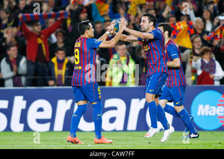 Alexis Sanchez, Xavi (Barcelone), le 24 avril 2012 Football - Ligue des Champions : demi-finale, 2e match aller entre le FC Barcelone 2-2 FC Chelsea au Camp Nou à Barcelone, Espagne. (Photo par D. Nakashima/AFLO)[2336] Banque D'Images