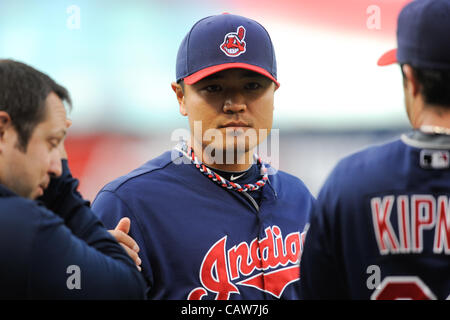 CLEVELAND, Ohio USA - 24 avril : Cleveland Indians Shin-Soo Choo fielder droit (17) avant le match contre les Royals de Kansas City au Progressive Field de Cleveland, Ohio, USA le mardi 24 avril 2012. Banque D'Images