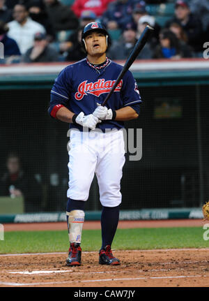 CLEVELAND, Ohio USA - 24 avril : Cleveland Indians Shin-Soo Choo fielder droit (17) à la plaque lors de la troisième manche au Progressive Field de Cleveland, Ohio, USA le mardi 24 avril 2012. Banque D'Images