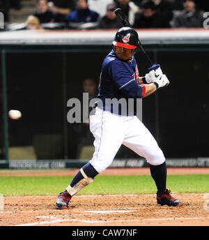 CLEVELAND, Ohio USA - 24 avril : Cleveland Indians Shin-Soo Choo fielder droit (17) au bâton lors de la cinquième manche au Progressive Field de Cleveland, Ohio, USA le mardi 24 avril 2012. Banque D'Images