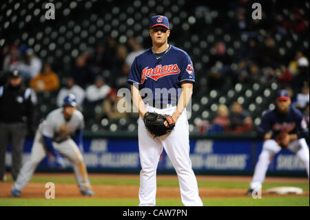 CLEVELAND, Ohio USA - 24 avril : les Indians de Cleveland de baseball Vinnie Pestano (52) emplacements pendant la huitième manche au Progressive Field de Cleveland, Ohio, USA le mardi 24 avril 2012. Banque D'Images