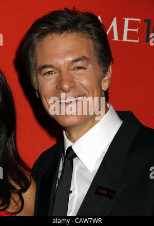 24 avril 2012 - New York, New York, États-Unis - Le Dr Mehmet Oz arrive pour le moment 100 Gala au Frederick P. Rose Hall, au Lincoln Center de New York le 24 avril 2012.(Image Crédit : Â© Sharon Neetles/Globe Photos/ZUMAPRESS.com) Banque D'Images