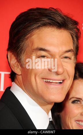 Le Dr Mehmet Oz à temps pour des arrivées 100 Gala, Frederick P. Rose Hall, Jazz at Lincoln Center, New York, NY Le 24 avril 2012. Photo par : Desiree Navarro/Everett Collection Banque D'Images