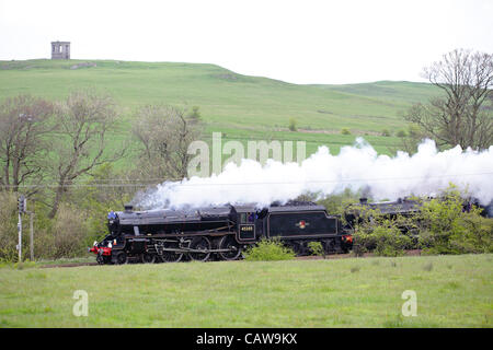 Renfrewshire, Écosse, Royaume-Uni, mercredi 25 avril, 2012. Machine à vapeur LMS Stanier, classe 5, numéro 45305, passant le Temple du Semple du château entre Howwood et Lochwinnoch, sur la ligne principale de Glasgow sur le chemin de Stranraer Banque D'Images