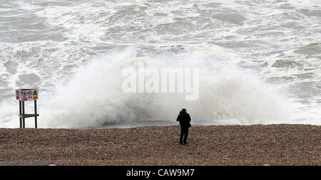 Un membre de l'capture la mer difficile sur son appareil photo le long de la plage de Brighton aujourd'hui comme de grands vents et de la pluie la côte sud battues UK. Banque D'Images