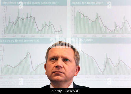 Directeur général d'Unipetrol Piotr Chelminski parle aux médias sur trimestre ans holding pétrochimique Unipetrol de bilance à Prague, République tchèque le 25 avril 2012. (Photo/CTK Stanislav Zbynek) Banque D'Images