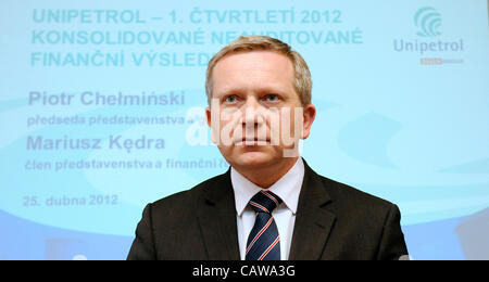 Directeur général d'Unipetrol Piotr Chelminski parle aux médias sur trimestre ans holding pétrochimique Unipetrol de bilance à Prague, République tchèque le 25 avril 2012. (Photo/CTK Stanislav Zbynek) Banque D'Images