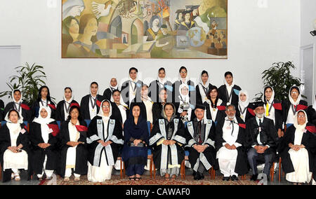 La Bégum Fouzia Raza Gilani, épouse du Premier Ministre, en photo de groupe avec la Bégum Shehla Tahir, Président de l'Association des femmes de l'Armée de l'air (PAFWA), le Commodore de l'air(ret) Dr.Ijaz Ahmed Malik, vice-chancelier de l'Université d'Islamabad, et les étudiants diplômés lors de la Collation ce Banque D'Images