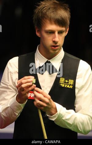 25.04.2012, Sheffield, Angleterre, Royaume-Uni. Judd Trump en action au cours de la World Snooker Championship du théâtre Crucible. Banque D'Images