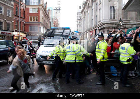 Londres, Royaume-Uni. 25/04/12. Justin Beiber fans rompre par la Police métropolitaine lines à l'extérieur de l'hôtel Royal Garden à Kensington. Banque D'Images