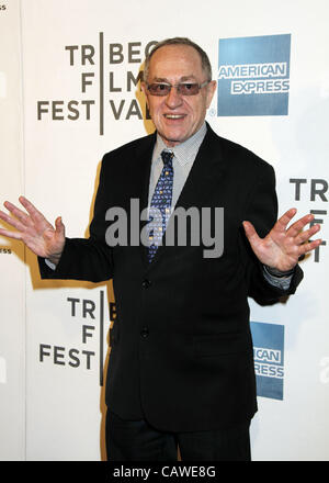 25 avril 2012 - New York, New York, États-Unis - Alan Dershowitz arrive pour le Tribeca Film Festival Première de ''combat au couteau'' au CCMB Tribeca Pac à New York le 25 avril 2012.(Image Crédit : Â© Sharon Neetles/Globe Photos/ZUMAPRESS.com) Banque D'Images