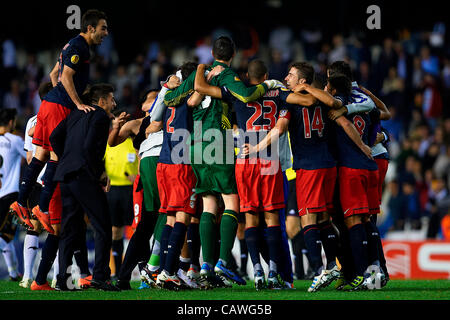 26.04.2012 Valence, Espagne. Valence v Atletico Madrid. Les joueurs de l'Atlético de Madrid célèbrent la victoire et de se rendre à la finale de la Ligue Europa après avoir gagné contre Valence CF dans l'UEFA Europa League match joué au stade Mestalla. Atletico a gagné 1-0 sur la nuit et sur l'ensemble des 5-2 Banque D'Images