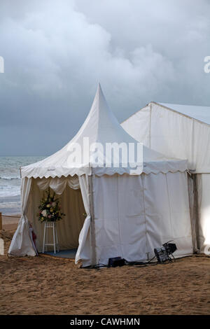 Bournemouth, Royaume-Uni Vendredi 27 avril 2012. Kate Smith et Frazer, semences de Preston, se marier sur la plage de Bournemouth, en direct sur ITV1 Daybreak, et faire l'histoire en étant le premier couple à se marier sur une plage, en Angleterre et au Pays de Galles. Banque D'Images