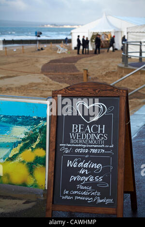 Bournemouth, Royaume-Uni Vendredi 27 avril 2012. Kate Smith et Frazer, semences de Preston, se marier sur la plage de Bournemouth, en direct sur ITV1 Daybreak, et faire l'histoire en étant le premier couple à se marier sur une plage, en Angleterre et au Pays de Galles. Banque D'Images