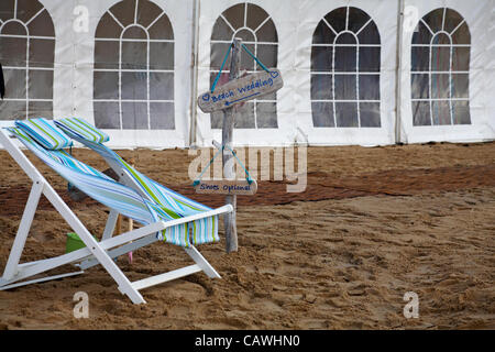 Bournemouth, Royaume-Uni Vendredi 27 avril 2012. Kate Smith et Frazer, semences de Preston, se marier sur la plage de Bournemouth, en direct sur ITV1 Daybreak, et faire l'histoire en étant le premier couple à se marier sur une plage, en Angleterre et au Pays de Galles. Banque D'Images