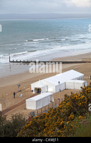 Bournemouth, Royaume-Uni Vendredi 27 avril 2012. Kate Smith et Frazer, semences de Preston, se marier sur la plage de Bournemouth, en direct sur ITV1 Daybreak, et faire l'histoire en étant le premier couple à se marier sur une plage, en Angleterre et au Pays de Galles. Banque D'Images