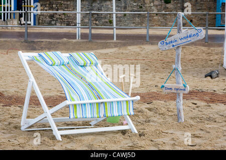 Bournemouth, Royaume-Uni. 27 avril, 2012. Angleterre et Pays de Galles' premier mariage de plage sur la plage de Bournemouth. Kate Smith & Semences Frazer a gagné le paquet dans l'ITV Daybreak qui comprenait la concurrence nuptiale de robe, bouquet, gâteau de mariage, le petit-déjeuner, champagne, les manifestations, l'hébergement pour la mariée, le marié et les invités Banque D'Images