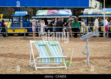 Bournemouth, Royaume-Uni. 27 avril, 2012. Angleterre et Pays de Galles' premier mariage de plage sur la plage de Bournemouth. Kate Smith & Semences Frazer a gagné le paquet dans l'ITV Daybreak qui comprenait la concurrence nuptiale de robe, bouquet, gâteau de mariage, le petit-déjeuner, champagne, les manifestations, l'hébergement pour la mariée, le marié et les invités Banque D'Images