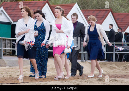 Bournemouth, Royaume-Uni. 27 avril, 2012. Angleterre et Pays de Galles' premier mariage de plage sur la plage de Bournemouth. Kate Smith & Semences Frazer a gagné le paquet dans l'ITV Daybreak qui comprenait la concurrence nuptiale de robe, bouquet, gâteau de mariage, le petit-déjeuner, champagne, les manifestations, l'hébergement pour la mariée, le marié et les invités Banque D'Images