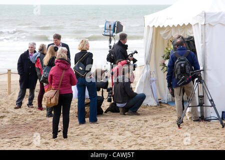 Bournemouth, Royaume-Uni. 27 avril, 2012. Angleterre et Pays de Galles' premier mariage de plage sur la plage de Bournemouth. Kate Smith & Semences Frazer a gagné le paquet dans l'ITV Daybreak qui comprenait la concurrence nuptiale de robe, bouquet, gâteau de mariage, le petit-déjeuner, champagne, les manifestations, l'hébergement pour la mariée, le marié et les invités Banque D'Images