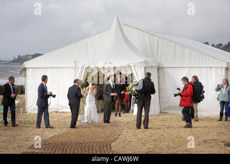 Bournemouth, Royaume-Uni. 27 avril, 2012. Angleterre et Pays de Galles' premier mariage de plage sur la plage de Bournemouth. Kate Smith & Semences Frazer a gagné le paquet dans l'ITV Daybreak qui comprenait la concurrence nuptiale de robe, bouquet, gâteau de mariage, le petit-déjeuner, champagne, les manifestations, l'hébergement pour la mariée, le marié et les invités Banque D'Images