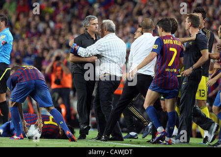 17.08.2011. Barcelone, Espagne. SuperCup espagnol, compétition de football FC Barcelone contre Real Madrid au Nou Camp stadium. Blessé cesc fabregas que Jose Mourinho soutient avec Barcelone, le deuxième entraîneur Francesc 'Tito Vilanova' après lui piquer dans l'oeil. Banque D'Images