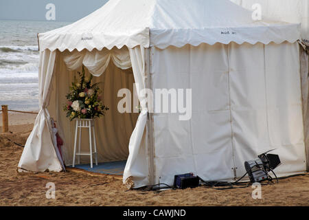 Bournemouth, Royaume-Uni Vendredi 27 avril 2012. Kate Smith et Frazer, semences de Preston, se marier sur la plage de Bournemouth, en direct sur ITV1 Daybreak, et faire l'histoire en étant le premier couple à se marier sur une plage, en Angleterre et au Pays de Galles. Banque D'Images