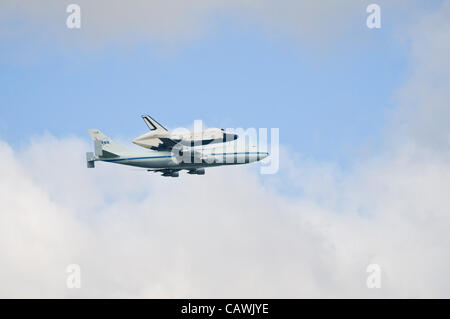 Prototype de la navette spatiale 'Enterprise'--au-dessus de la NASA Navette 747 avions de transport aérien--vole dans le ciel au-dessus de la rivière Hudson, sur le chemin de l'aéroport JFK, et finalement sur l'affichage à l'Intrepid Sea Air and Space Museum. New York, NY, USA, le 27 avril 2012. Banque D'Images