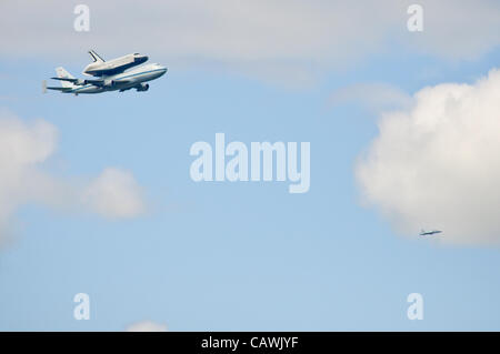 Prototype de la navette spatiale 'Enterprise'--au-dessus de la NASA Navette 747 avions de transport aérien--vole dans le ciel au-dessus de la rivière Hudson escorté par un avion de chasse, sur le chemin de l'aéroport JFK, et finalement sur l'affichage à l'Intrepid Sea Air and Space Museum. New York, NY, USA, le 27 avril 2012. Banque D'Images