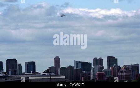 Navette spatiale Enterprise, Couple sur Jumbo jet sur l'emplacement pour la navette spatiale Enterprise vole au-dessus de la ville de New York, au-dessus de la rivière Hudson et George Washington Bridge, New York, NY Le 27 avril 2012. Photo par : Lee/Everett Collection Banque D'Images