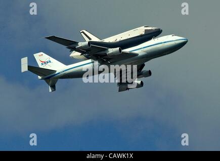 Navette spatiale Enterprise, Couple sur Jumbo jet sur l'emplacement pour la navette spatiale Enterprise vole au-dessus de la ville de New York, au-dessus de la rivière Hudson et George Washington Bridge, New York, NY Le 27 avril 2012. Photo par : Lee/Everett Collection Banque D'Images