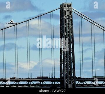 Navette spatiale Enterprise, Couple sur Jumbo jet sur l'emplacement pour la navette spatiale Enterprise vole au-dessus de la ville de New York, au-dessus de la rivière Hudson et George Washington Bridge, New York, NY Le 27 avril 2012. Photo par : Lee/Everett Collection Banque D'Images