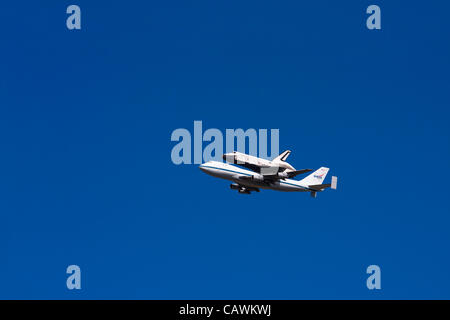 Le 27 avril 2012 USA Navette spatiale Enterprise couple au sommet d'une modification de la NASA, Boeing 747 vers le sud le long de la rivière Hudson à New York sur le chemin de l'Aéroport International JFK. Banque D'Images