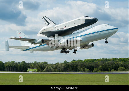 La navette spatiale de la NASA Enterprise monté sur un porte-avions de la NASA Navette 747 décolle de l'aéroport de Dulles, le 27 avril 2012 à l'extérieur de Washington, DC. L'entreprise est d'être séparés du musée Smithsonian à l'Intrepid Sea, Air & Space Museum de New York. Banque D'Images