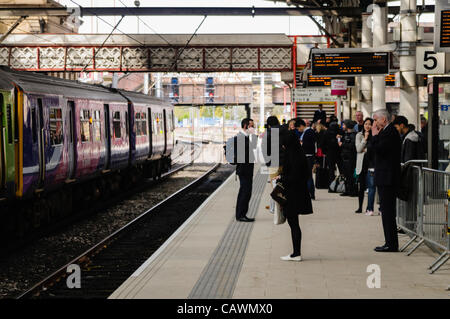 Preston, Lancs. 27/04/2012 - Usagers attendre sur la plate-forme à la gare de Preston à la suite d'un défaut d'évacuation à la suite d'alarmes incendie. Banque D'Images