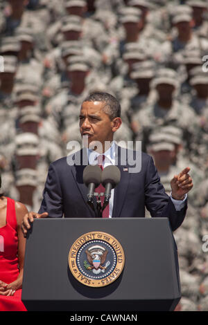 Le président américain Barack Obama traite de soldats de la 3ème Division d'infanterie à Fort Stewart, base de l'armée le 27 avril 2012 à Hinesville, Georgia. Obama est arrivé à la base de signer un décret exigeant plus proactive de collèges qui ciblent le personnel militaire. Banque D'Images