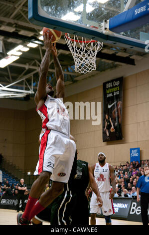 Central Sport, Newcastle, Royaume-Uni, 27 avril 2012. Ogedegebe Tayo de Guildford scores de chaleur 2 points pendant leur quart de finale des séries éliminatoires de la Basket-ball match contre Newcastle Sport Eagles à Central. Il a été la deuxième plus haute de Guildford buteur avec 12 points. Colin Edwards Crédit / Alamy Live News Banque D'Images