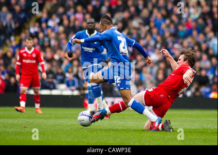 28.04.2012 Birmingham, Angleterre. Birmingham City v Lecture.Nathan Redmond (Birmingham City) est abordé par Jay Tabb (Lecture) pendant la NPower Championship match joué à St Andrews. Banque D'Images