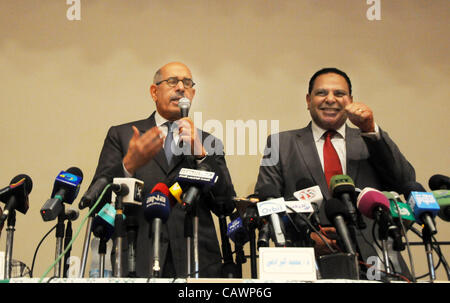 28 avril 2012 - Le Caire, Le Caire, Égypte - Histoire du Prix Nobel de la paix et ancien directeur de l'Agence internationale de l'Énergie Atomique, Mohamed ElBaradei, traite d'une conférence de presse avec le romancier Alaa al Aswany et d'autres personnalités, au syndicat de la presse égyptienne au Caire, Égypte, 28 avril 2012. El Banque D'Images