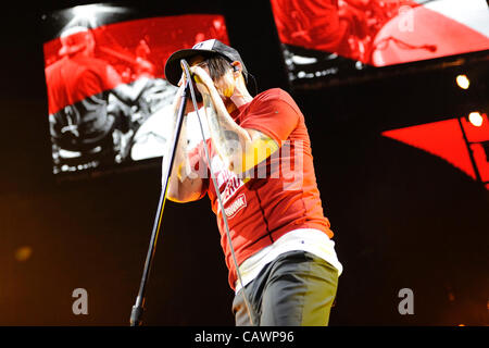 Le 27 avril 2012 - Toronto, Canada - groupe de rock américain Red Hot Chili Peppers effectue au Centre Air Canada. Je suis À VOTRE TOUR est la première tournée du groupe en quatre ans que le Stadium Arcadium Tour. Leur 10ème album studio JE SUIS AVEC VOTRE a été sortie en 2011. En photo, le chanteur Anthony Kiedis. Banque D'Images