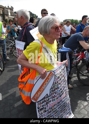 Rome, Italie. 28 avril, 2012. Salvaciclisti protestation de vélo pour une meilleure sécurité pour les cavaliers sur la Via dei Fori Imperiali rue par le Colisée à Rome, Italie Banque D'Images