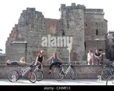 Rome, Italie. 28 avril, 2012. Salvaciclisti protestation de vélo pour une meilleure sécurité pour les cavaliers sur la Via dei Fori Imperiali rue par le Colisée à Rome, Italie Banque D'Images